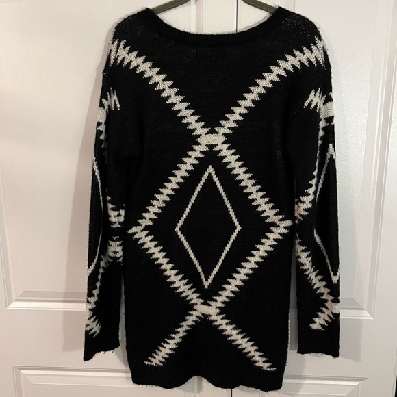 JJ Basics Black and White Patterned Sweater- Medium - Picture 3 of 3